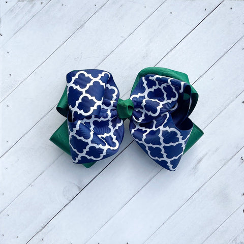 Double Bow: Navy Quatrefoil on Forest Green